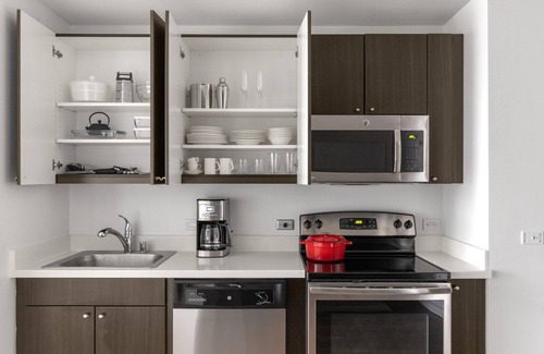 Downtown San Francisco Apartment | Sleek SoMa 1BR w/Gym, Roofdeck, W/D, nr. Muni & BART, by Blueground
