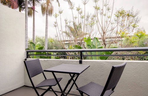 Palms Apartment | Sleek Westside 1BR w/Pool, Gym, Bball & Tennis Courts, by Blueground