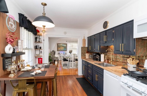 Utica Apartment | Sleep 6 Uptown Utica Spacious 2 story ensuite Apt 10 min to Adirondack Nexxus Ct