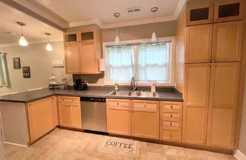 Greenwood House | Sleep 8, 15 min to Indy! Beautiful Home/Quiet Area