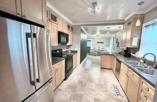 Greenwood House | Sleep 8, 15 min to Indy! Beautiful Home/Quiet Area