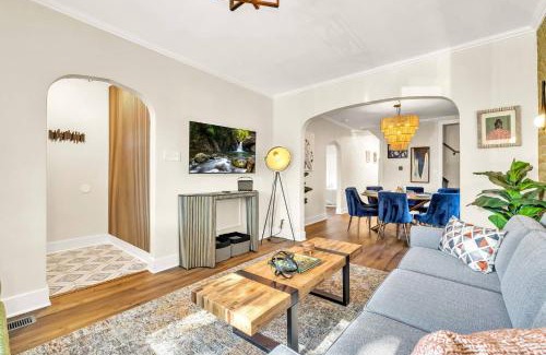 Brookfield House | Sleeps 10 + Coffee bar + Game Room + Train to CHGO
