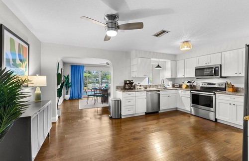 Largo House | Sleeps 12~Heated Pool~Pickleball~Hot Tub~Fire Pit