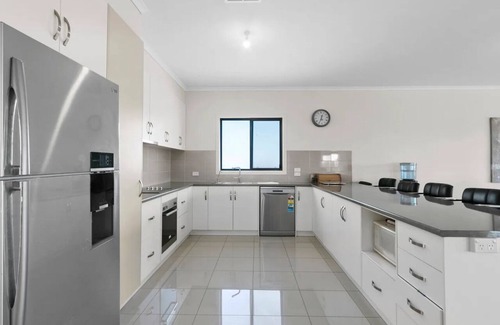Moonta Bay House | Sleeps 14 - 3 minute walk to beach, 5 minute drive to "The Dunes" Golf Course