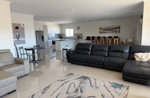 Moonta Bay House | Sleeps 14 - 3 minute walk to beach, 5 minute drive to "The Dunes" Golf Course