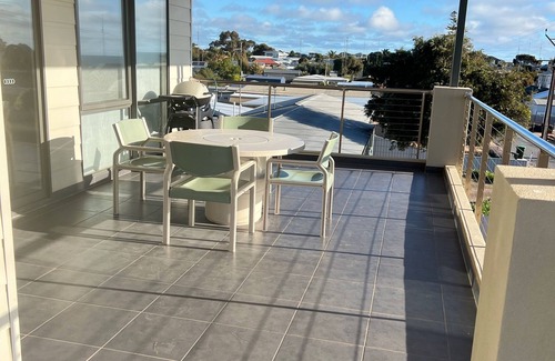 Moonta Bay House | Sleeps 14 - 3 minute walk to beach, 5 minute drive to "The Dunes" Golf Course