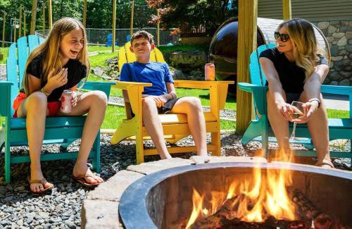 Reeders House | Sleeps 14 Pool Hot Tub Sauna Pickleball Arcade