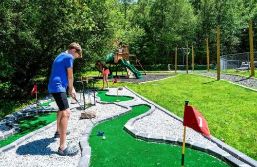 Reeders House | Sleeps 14 Pool Hot Tub Sauna Pickleball Arcade