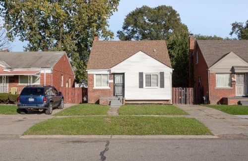 Dearborn Heights Apartment | Sleeps 14plus, 15mins Drive to Downtown Detroit