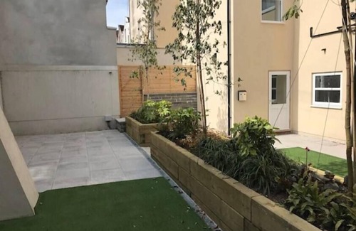 Saint Paul's House | Sleeps 16! Four Flats with Private Access & Garden