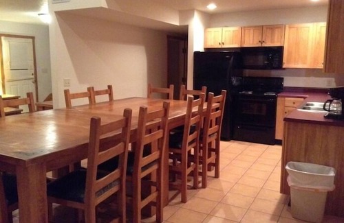 Fayetteville House | Sleeps 22. Affordable Cabin 30 minutes to New River Gorge Rafting & Climbing