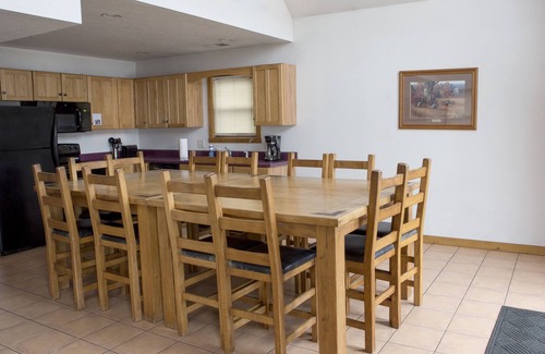 Fayetteville House | Sleeps 22. Affordable Cabin 30 minutes to New River Gorge Rafting & Climbing