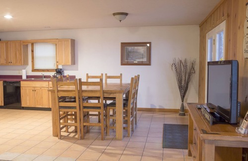 Fayetteville House | Sleeps 22. Affordable Cabin 30 minutes to New River Gorge Rafting & Climbing