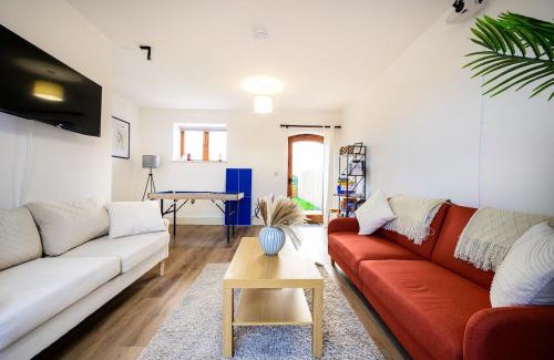 Wollerton House | Sleeps 28 I Luxurious 3-Barn Retreat I 3 Hot Tubs I Games room