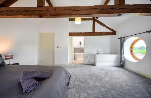 Wollerton House | Sleeps 28 I Luxurious 3-Barn Retreat I 3 Hot Tubs I Games room