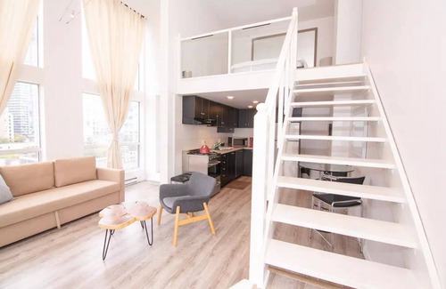 Downtown Vancouver Apartment | Sleeps 4/Beautiful Corner Loft in DT Vancouvern