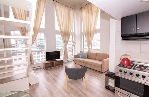 Downtown Vancouver Apartment | Sleeps 4/Beautiful Corner Loft in DT Vancouvern