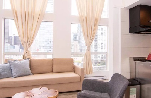Downtown Vancouver Apartment | Sleeps 4/Beautiful Corner Loft in DT Vancouvern
