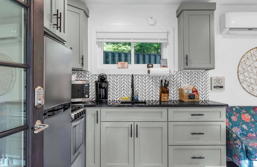 Greenville Cabin | Sleeps 5 on the River, Close to DT