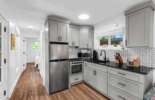Greenville Cabin | Sleeps 5 on the River, Close to DT