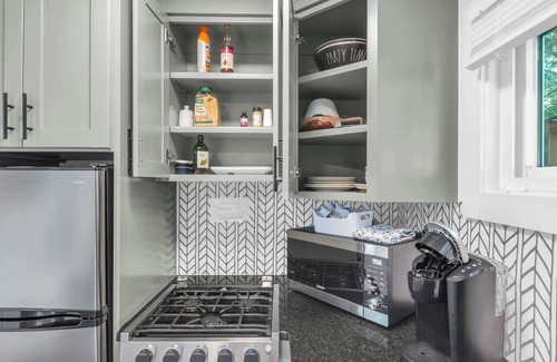 Greenville Cabin | Sleeps 5 on the River, Close to DT