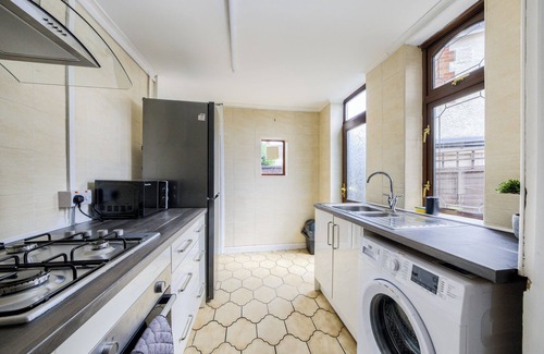 Weston by Wellend House | Sleeps 5 | Unli Wi-fi | Driveway |Full Kitchen