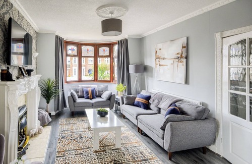 Weston by Wellend House | Sleeps 5 | Unli Wi-fi | Driveway |Full Kitchen