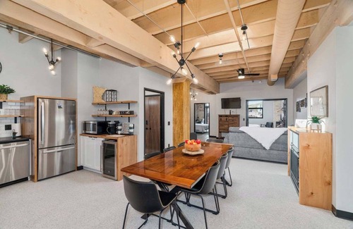 Canal Park Condo | Sleeps 6 in Canal Park with a Balcony