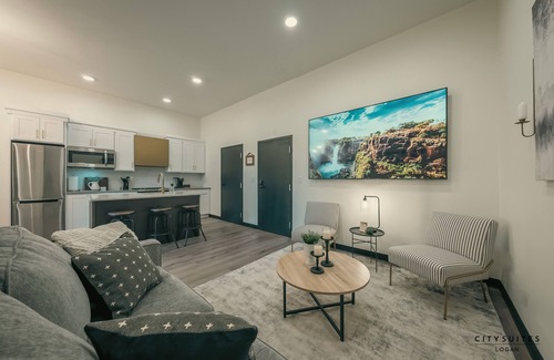 Logan Apartment | Sleeps 7 ~ Near Ice Rink ~ Netflix ~ Triple Bunk