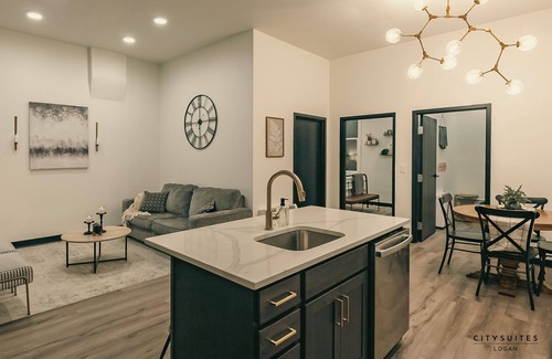 Logan Apartment | Sleeps 7 ~ Near Ice Rink ~ Netflix ~ Triple Bunk