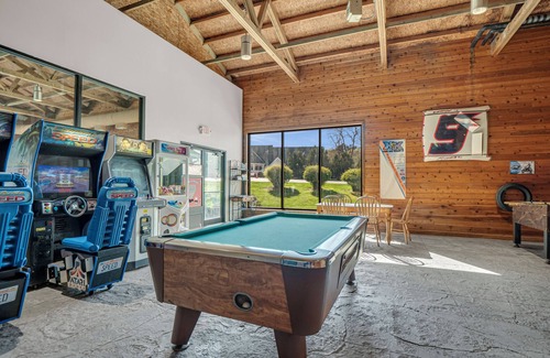 Elkhart Lake Villa | Sleeps 8! 2 Full Bath with Kitchenette!