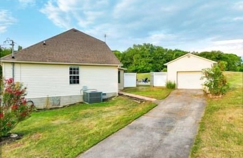 Spring Hill House | Sleeps 8 in Spring Hill