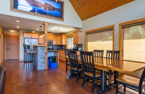 Silverton Ski Chalet | Slocan Lake Chalet! Fabulous views…Magical Experience!