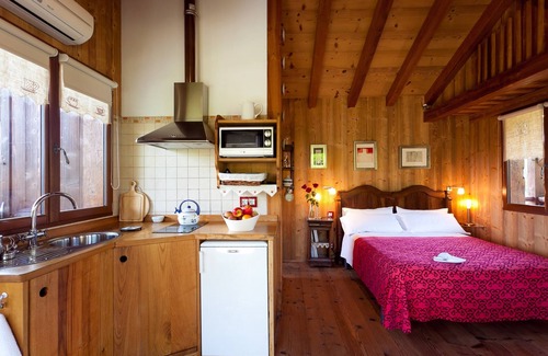 Ea Apartment | Small cottage with pool near the sea