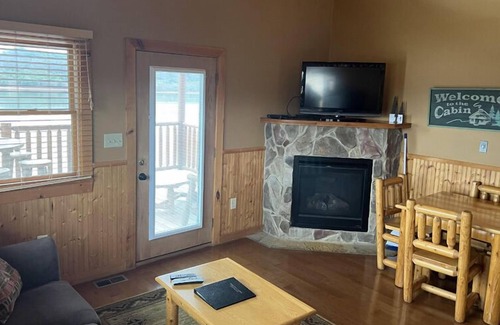Vonore Cabin | Small Lakefront Cabin