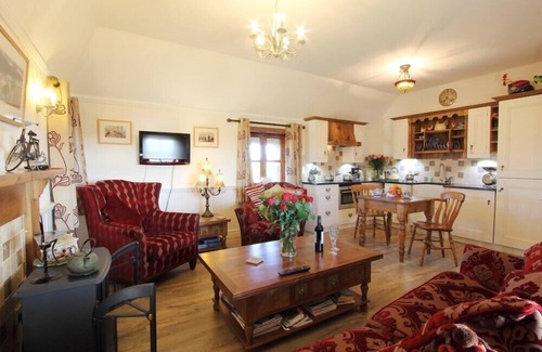 Pollachar Cottage | SMIDDY COTTAGE, pet friendly in Daliburgh, Isle Of South Uist