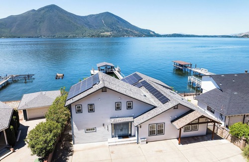 Clearlake House | Smiling Otter Retreat! Large Lakefront Luxury House.Pool.Spa.Game Room.Pets