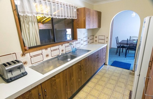 Wallanippie House | Smoky Bay Holiday HousenCosy, Quiet end of the town, relax, close to the beach.n