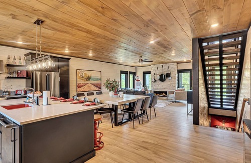 Sevierville Cabin | Smoky Mtn Luxury Cabin, PS5, FREE Waterpark, Golf Sim, Pool Table, Indoor Pool
