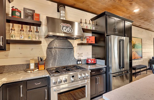 Sevierville Cabin | Smoky Mtn Luxury Cabin, PS5, FREE Waterpark, Golf Sim, Pool Table, Indoor Pool