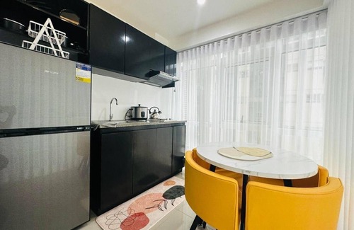 Bonifacio Global City Condo | SMTH Suites - Yellow One