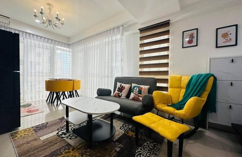 Bonifacio Global City Condo | SMTH Suites - Yellow One