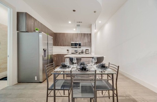 Cedars Apartment | Snappy loft style 2BR | Gym | Parking | Workspace
