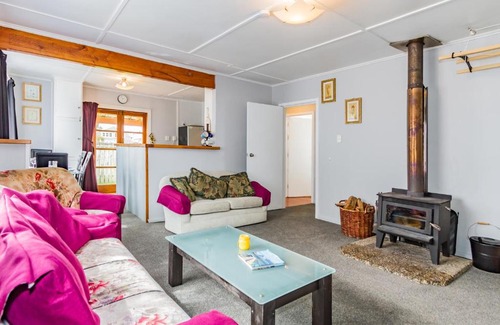 Raetihi House | Snowbound Cottage - Raetihi Holiday Home