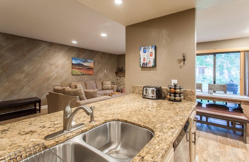 Mammoth Lakes Condo | Snowcreek #405 Luxury - Fully Remodeled - 1 Bedroom - 1 Bath - Sleeps 4 - Snowcreek Condo