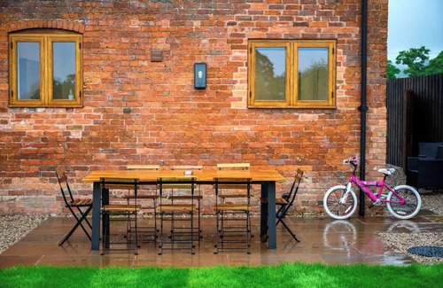 Wollerton Apartment | Snowdrop Barn : Hot Tub, Games Room, Pets welcome!