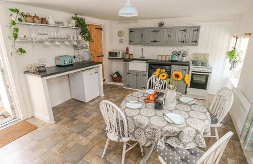 Laugharne Cottage | SNOWDROP COTTAGE, pet friendly, with hot tub in Laugharne