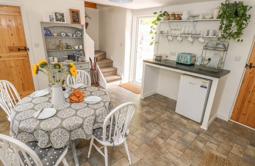 Laugharne Cottage | SNOWDROP COTTAGE, pet friendly, with hot tub in Laugharne