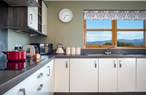 Aviemore Ski Chalet | Snowmass Lodge - Aviemore family lodge with hot tub