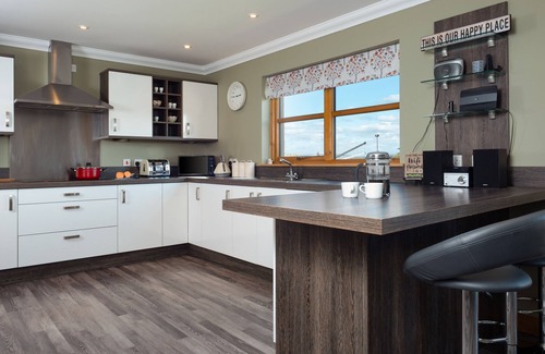 Aviemore Ski Chalet | Snowmass Lodge - Aviemore family lodge with hot tub